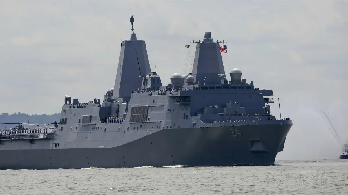 美國海軍「阿靈頓號」(USS Arlington)兩棲船塢登陸艦(LPD)(AP)