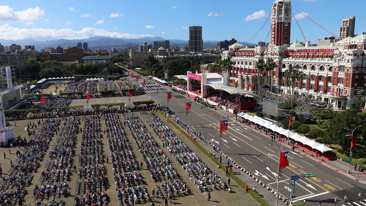 國軍以盛大地面、空中分列式祝賀國家生日快樂,新銳武器成此次亮點。圖為制高點大景。(蘇仲泓攝) 國軍以盛大地面、空中分列式祝賀國家生日快樂,新銳武器成此次亮點。圖為制高點大景。(蘇仲泓攝)