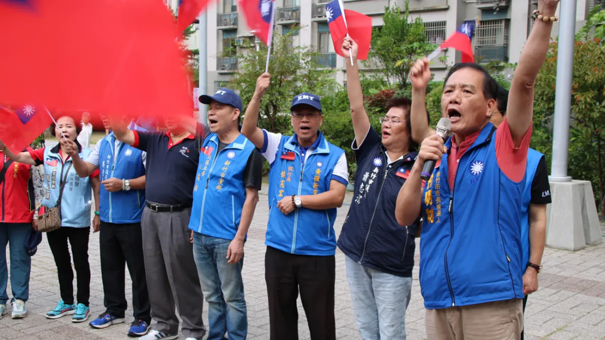 許明財(右一)帶頭高喊中華民國生日快樂。(圖/許明財總部提供)