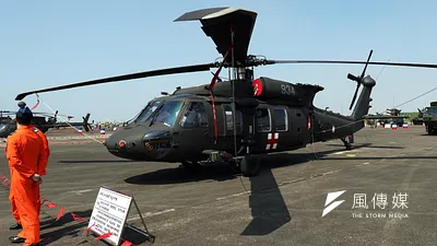 空軍第4聯隊4日獲令派遣黑鷹執行登山客救援任務。空軍表示即使遭遇挫折,仍堅守崗位,執行各項救援任務。(資料照,蘇仲泓攝)