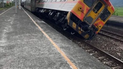 20220918-東里車站因月台崩坍壓到柴電自強號列車。(取自臉書爆料公社)