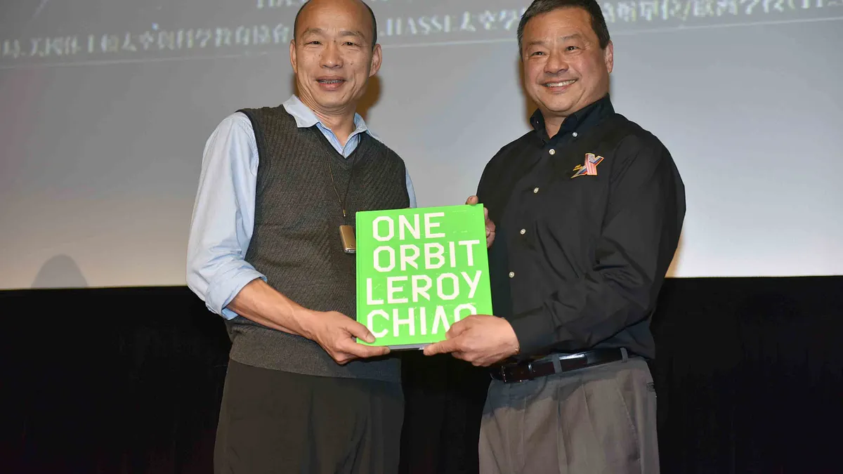 高雄市政府10日邀請自NASA退役的華裔太空人焦立中(右)演講,市長韓國瑜(左)致贈紀念品。(高雄市政府提供)