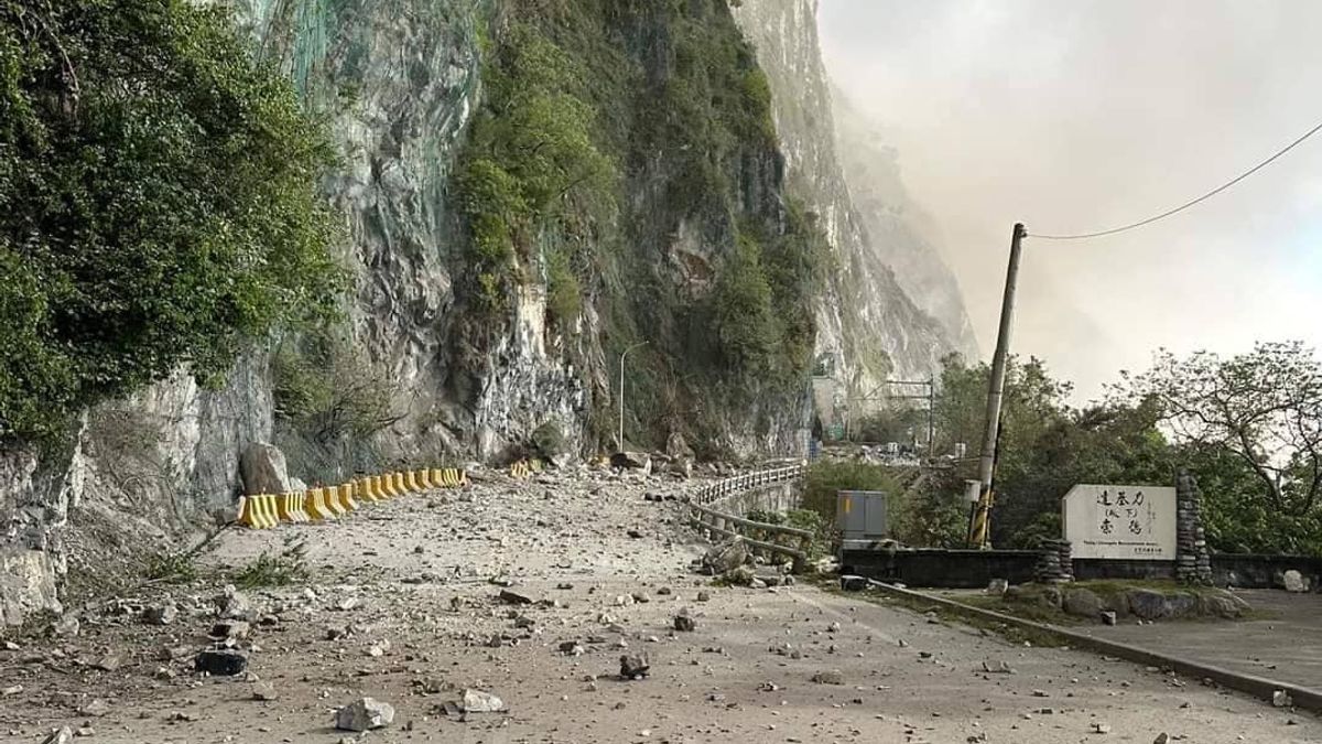 造成蘇花公路土石崩落。(取自傅國淵臉書) 造成蘇花公路土石崩落。(取自傅國淵臉書)