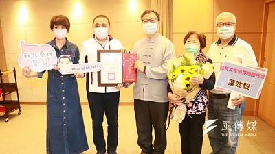 新北市長侯友宜與文化局長龔雅雯及葉竑毅等貴賓合影。(圖/李梅瑛)