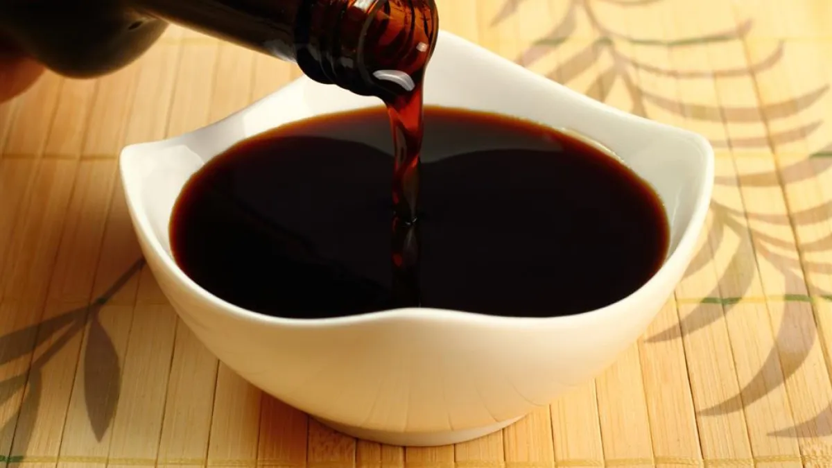 醬油是調製滷汁時的靈魂角色,也是滷味入味上色的關鍵調味料,究竟醬油在滷味中有什麼功能呢?(圖/食力提供)