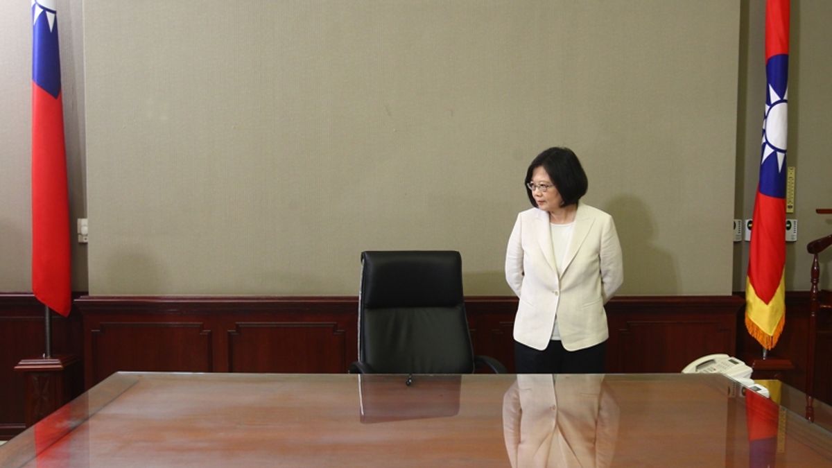 總統蔡英文執政滿2週年,根據台灣民意基金會民調,施政表現成績是不及格的52.61分,總統的位子並不好坐!(資料照,台北市攝影記者聯誼會提供) 總統蔡英文執政滿2週年,根據台灣民意基金會民調,施政表現成績是不及格的52.61分,總統的位子並不好坐!(資料照,台北市攝影記者聯誼會提供)