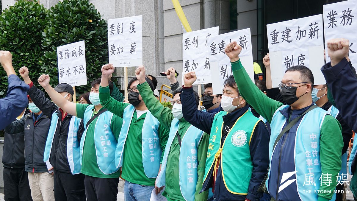 低薪逼走年輕人。圖為勞團赴交通部前抗議。(資料照,盧逸峰攝) 低薪逼走年輕人。圖為勞團赴交通部前抗議。(資料照,盧逸峰攝)