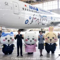 ANAは、人気キャラクター「ちいかわ」をデザインした特別塗装機「ちいかわジェット」を初公開。10月19日に初便を運航したほか、ANAの制服姿のちいかわたちをあしらったコラボグッズを23日から発売する。©nagano / chiikawa committee ANAは、人気キャラクター「ちいかわ」をデザインした特別塗装機「ちいかわジェット」を初公開。10月19日に初便を運航したほか、ANAの制服姿のちいかわたちをあしらったコラボグッズを23日から発売する。©nagano / chiikawa committee