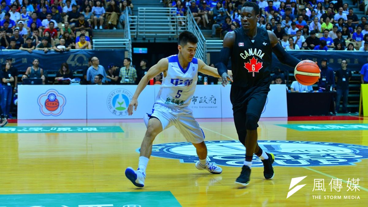 中華白雖然最後以10分之差不敵加拿大,不過不放棄的精神也讓加拿大教頭在賽後訪問時,對中華隊小將的表現讚譽有加。 (金茂勛攝) 中華白雖然最後以10分之差不敵加拿大,不過不放棄的精神也讓加拿大教頭在賽後訪問時,對中華隊小將的表現讚譽有加。 (金茂勛攝)