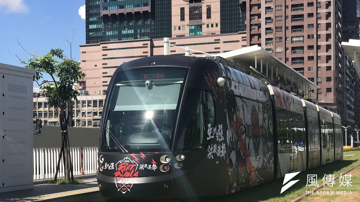 前瞻2.0中調整不少軌道建設計劃,但經費卻違法移作它用,圖為高雄輕軌捷運。(呂紹煒攝) 前瞻2.0中調整不少軌道建設計劃,但經費卻違法移作它用,圖為高雄輕軌捷運。(呂紹煒攝)