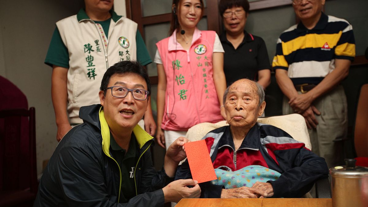 20181017-適逢農曆九九重陽節,台北市長參選人姚文智17日拜訪台北市百歲人瑞郭樹發先生。(姚文智辦公室提供) 20181017-適逢農曆九九重陽節,台北市長參選人姚文智17日拜訪台北市百歲人瑞郭樹發先生。(姚文智辦公室提供)