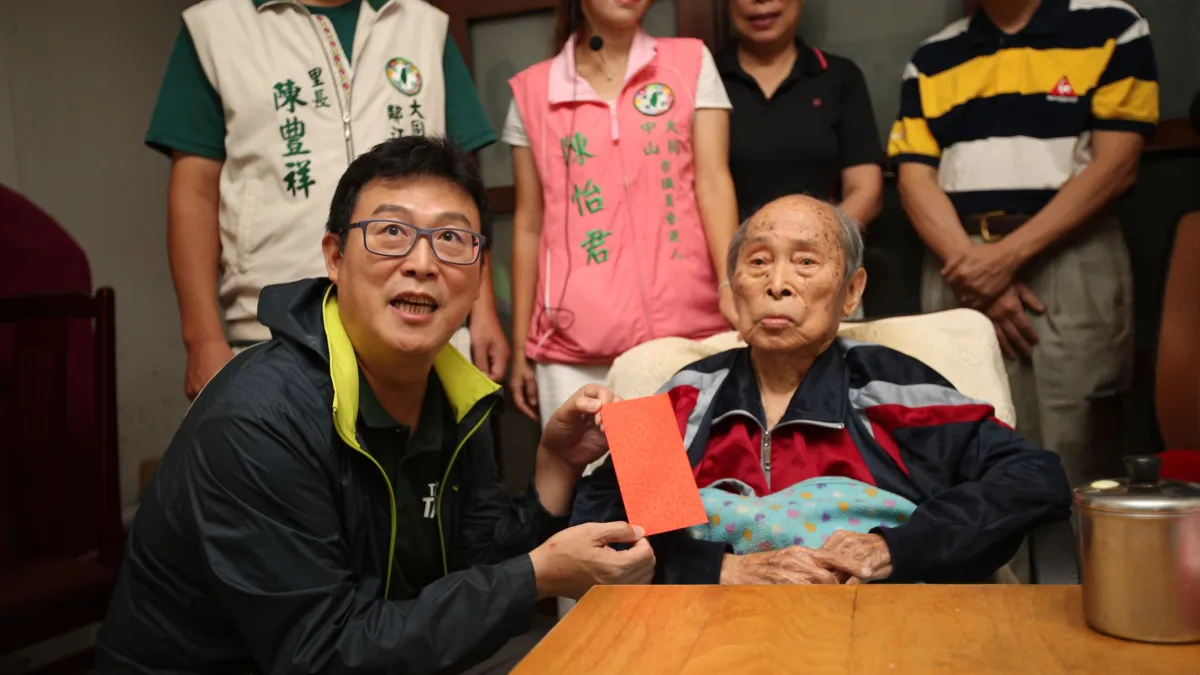 20181017-適逢農曆九九重陽節,台北市長參選人姚文智17日拜訪台北市百歲人瑞郭樹發先生。(姚文智辦公室提供)