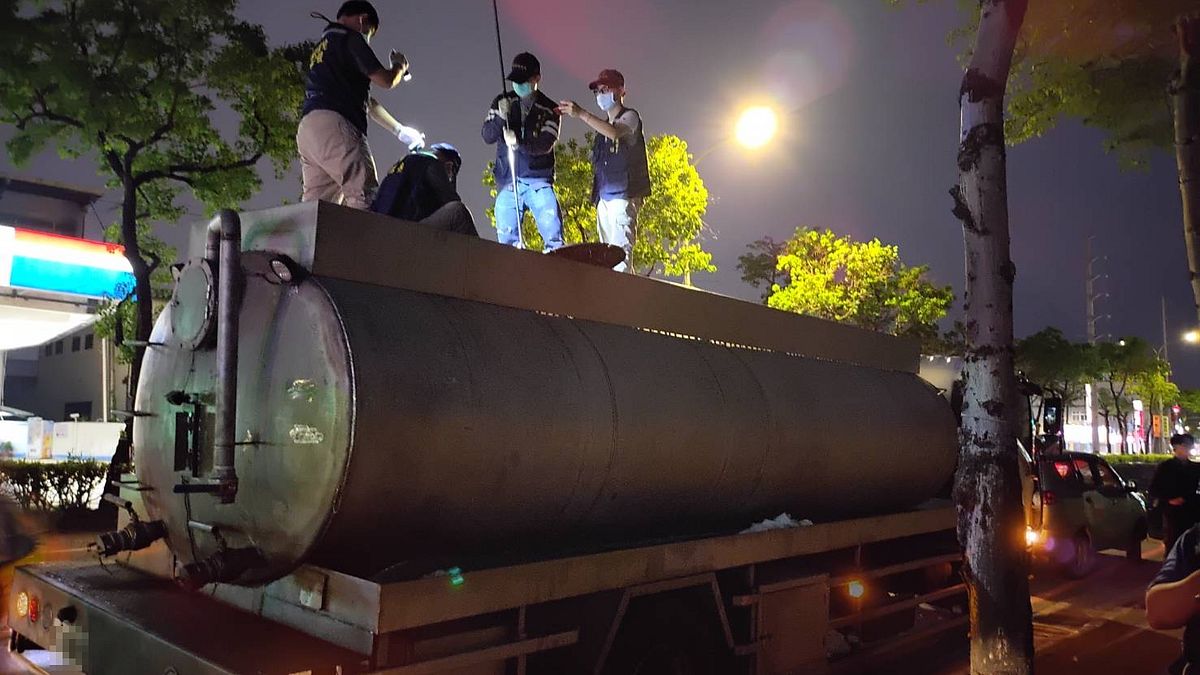 新北環保局破獲新莊異味案,稽查員現場採集廢液送驗持續至深夜。(圖/新北市環保局提供) 新北環保局破獲新莊異味案,稽查員現場採集廢液送驗持續至深夜。(圖/新北市環保局提供)