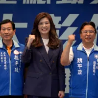 國民黨主席鄭麗文(中)宣布,將親自接任魏平政(右二)競選總部主委。(國民黨提供) 國民黨主席鄭麗文(中)宣布,將親自接任魏平政(右二)競選總部主委。(國民黨提供)