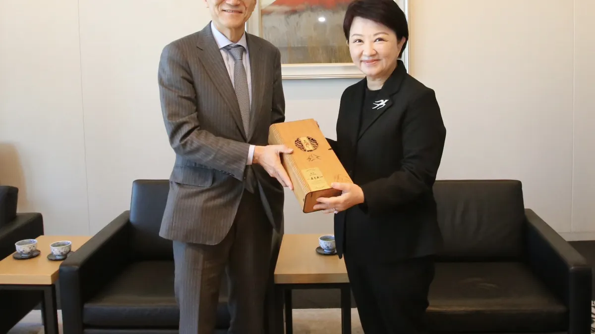 台中市長盧秀燕與三井代表取締役·副社長執行董事·海外事業本部長山本隆志會面。(圖/台中市政府)