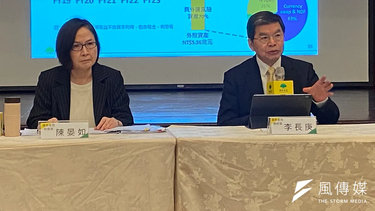 國泰金控總經理李長庚(右啟)與財務長陳晏如15日出席法說會。(陳怡慈攝)