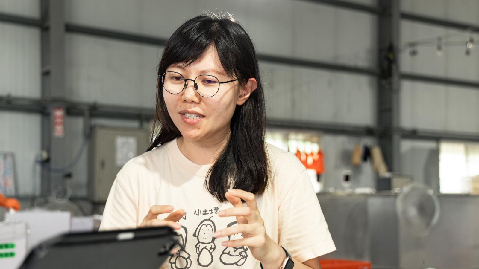 百業金牌人物》連磅秤都不會用,卻要幫農夫賣菜!李宜倩學設計卻轉身成三小市集總經理