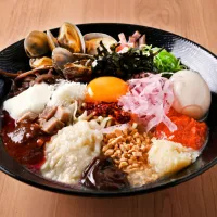 じげもんちゃんぽんが多加水麺で作る「ペペロンチャーノ」を都内3店舗で期間限定発売し、16種の具材による6万5千通り超のカスタムを提案する。(写真/GOSSO株式会社提供) じげもんちゃんぽんが多加水麺で作る「ペペロンチャーノ」を都内3店舗で期間限定発売し、16種の具材による6万5千通り超のカスタムを提案する。(写真/GOSSO株式会社提供)