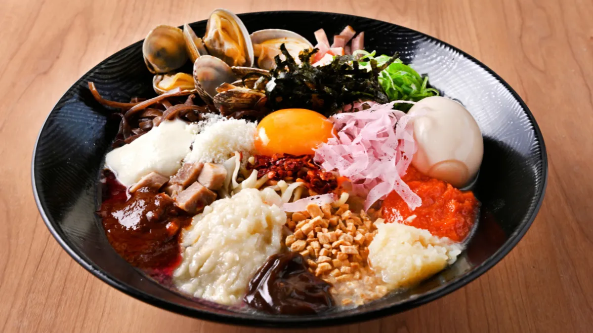 じげもんちゃんぽんが多加水麺で作る「ペペロンチャーノ」を都内3店舗で期間限定発売し、16種の具材による6万5千通り超のカスタムを提案する。(写真/GOSSO株式会社提供)