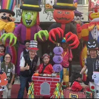 上百位變裝民眾齊聚東海藝術街科比意廣場,歡慶第十二屆東海國際藝術節萬聖嘉年華。吸血鬼、超級英雄與小惡魔輪番登場,現場氣氛熱鬧非凡。(圖/台中市政府經發局提供) 上百位變裝民眾齊聚東海藝術街科比意廣場,歡慶第十二屆東海國際藝術節萬聖嘉年華。吸血鬼、超級英雄與小惡魔輪番登場,現場氣氛熱鬧非凡。(圖/台中市政府經發局提供)