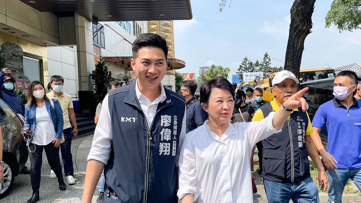 8席台中立委藍營評估坐5望6,盧秀燕(右)全力輔選的廖偉翔(左)已進逼現任民進黨立委張廖萬堅。(取自廖偉翔臉書) 8席台中立委藍營評估坐5望6,盧秀燕(右)全力輔選的廖偉翔(左)已進逼現任民進黨立委張廖萬堅。(取自廖偉翔臉書)