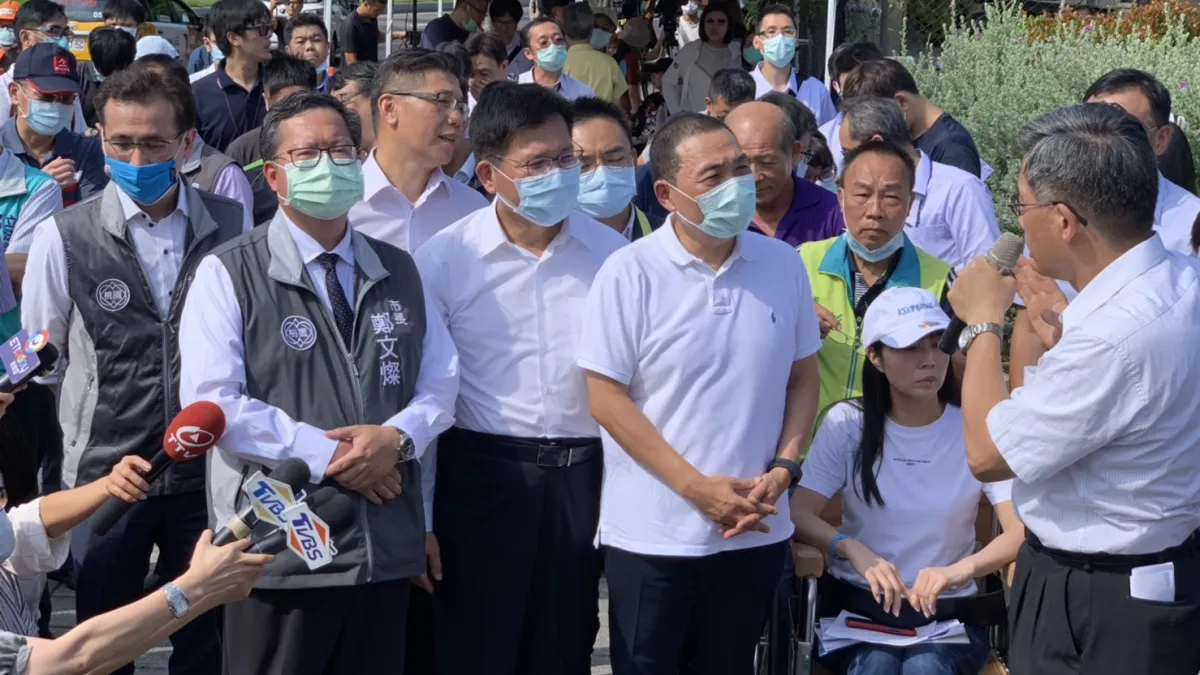 新北市長侯友宜感謝林佳龍部長與大家一起面對問題解決問題;林佳龍表示,三個月內再徵詢大家意見,評估清楚再動工,預算也將由高工局負擔。(圖/新北市交通局提供)