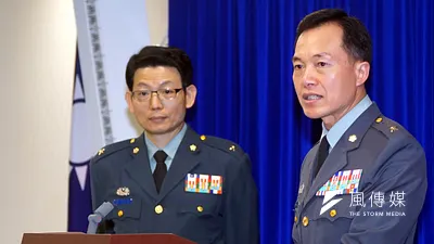 作戰計畫次長室聯戰處長鐘樹明(右)說明7月份兵力展示。(蘇仲泓攝)