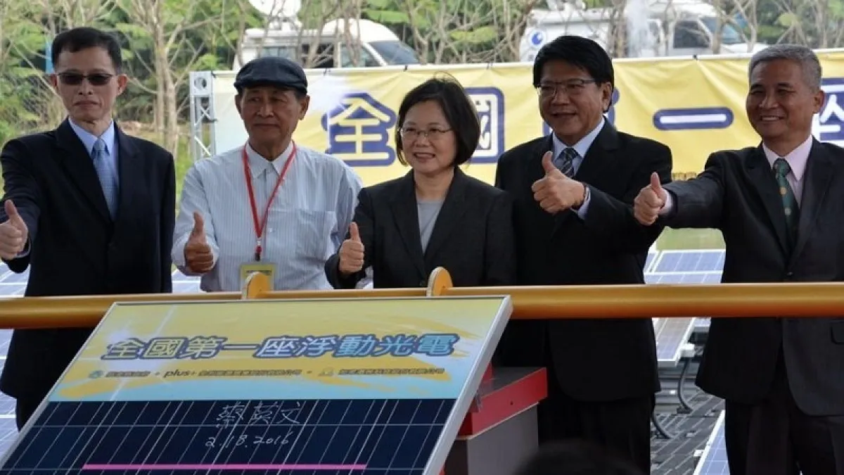 見證首座浮動太陽光電 小英:綠能產業新政府要有決心