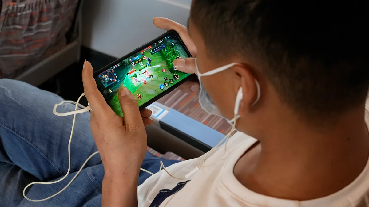 中國政府對未成年人祭出的網遊禁令,在國際間也引發熱議。(美聯社)