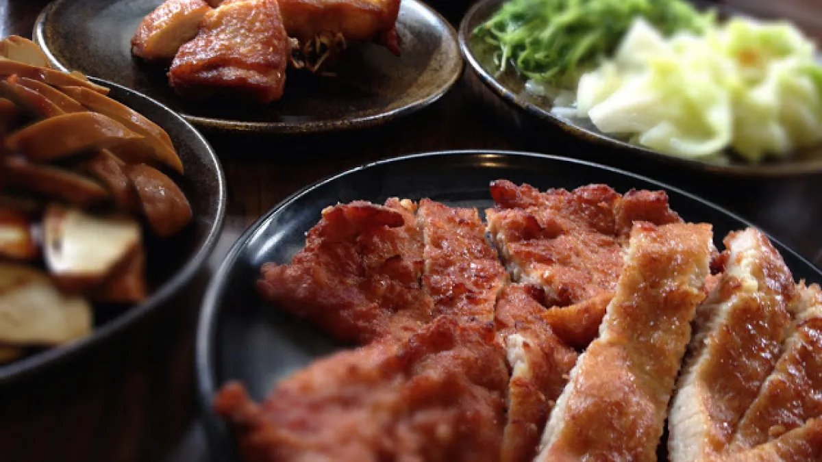 一盤炸得皮酥肉脆的排骨,再來一碗香噴噴的白飯,那也能算是幸福的滋味了(圖/魚夫提供)
