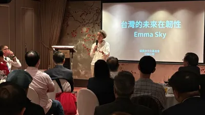 Emma Sky主張更具創造性的「和平推)。(龍應台基金會臉書)