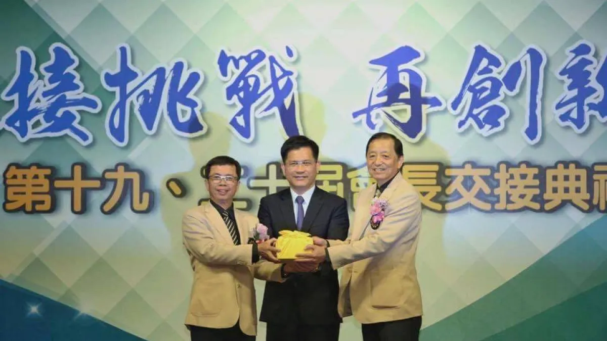 百和董事長鄭森煤(左)曾擔任磐石會長,如今卻爆發家門內戰(圖片來源:謝金河臉書粉絲團)