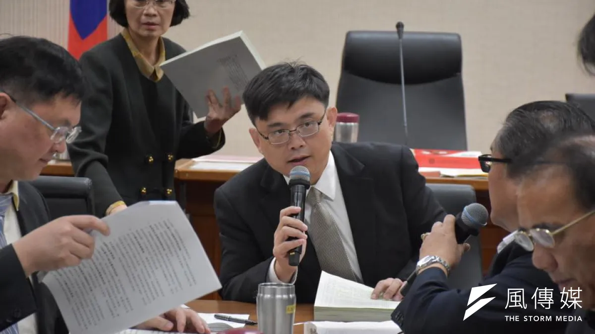 賴瑞隆委員(中)任職第九屆立法委員期間在第一、二、三、四、 五、六會期連續獲公督盟評鑑為優秀立委,是不爭的事實。(圖/徐炳文攝)