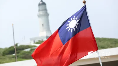筆者指出,泛藍支持者在台灣選舉時高舉進青天白日滿地紅國旗,卻在香港中聯辦或到了中國領土或中國官方來訪時收起旗子,甚至中國媒體把這面國旗馬賽克,仍不覺邏輯錯亂。(資料照,顏麟宇攝)