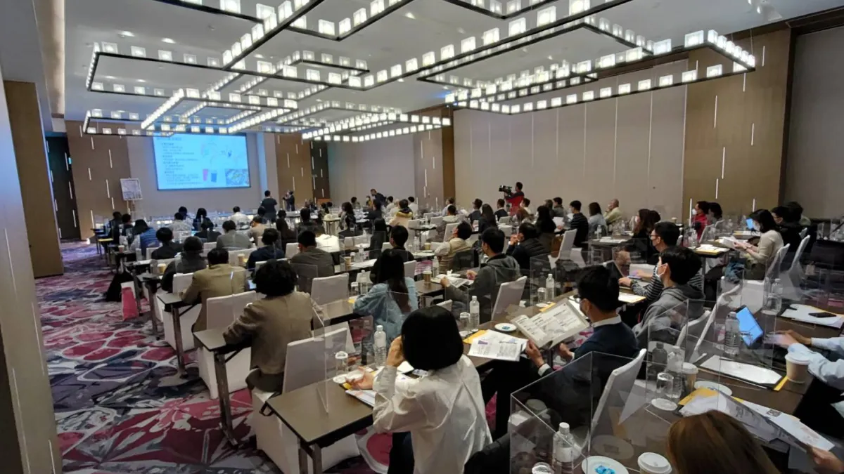 都發局舉辦「高雄市左營區機關用地(機20)單元1、2土地」都市更新事業招商座談會,近50家壽險、資產管理、地產開發、建設公司等潛在投資者參與,包含大型開發商及高雄在地知名建商。與會廠商提出許多寶貴意見。(圖/高雄市都發局提供)