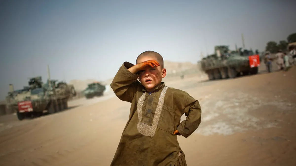 2009年8月,正當美軍在阿富汗的國土上移防,坎達哈東南方100公里Spin Boldak郊區的一位小男孩正在路旁觀望。(美聯社)