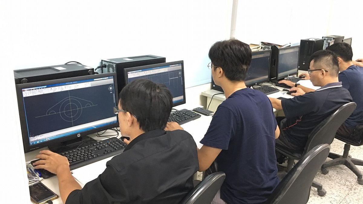 台中市勞工大學開課,課程兼具創新又實用,電腦實物教學很受歡迎。(圖/台中市政府勞工局提供) 台中市勞工大學開課,課程兼具創新又實用,電腦實物教學很受歡迎。(圖/台中市政府勞工局提供)