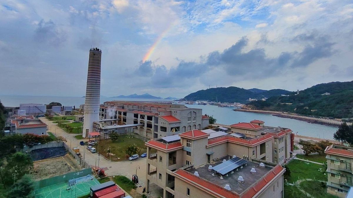 台電珠山電廠共有10部柴油發電機組,供應馬祖地區逾4000用戶用電,近來每年有近20萬人旅遊潮湧入追尋「藍眼淚」及體驗戰地風情,10年來用電量成長超過20%。(圖/台電提供) 台電珠山電廠共有10部柴油發電機組,供應馬祖地區逾4000用戶用電,近來每年有近20萬人旅遊潮湧入追尋「藍眼淚」及體驗戰地風情,10年來用電量成長超過20%。(圖/台電提供)