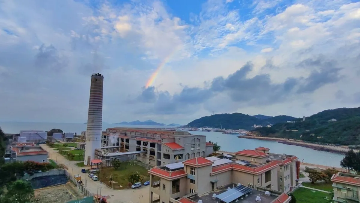 台電珠山電廠共有10部柴油發電機組,供應馬祖地區逾4000用戶用電,近來每年有近20萬人旅遊潮湧入追尋「藍眼淚」及體驗戰地風情,10年來用電量成長超過20%。(圖/台電提供)
