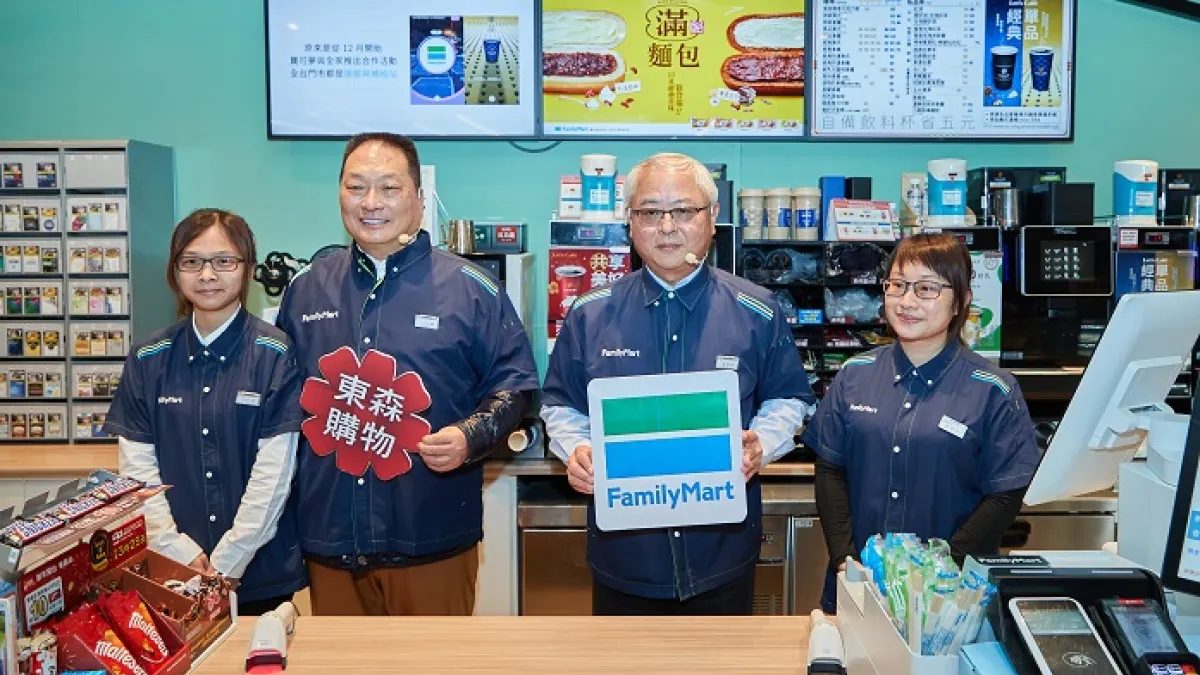 商場雙雄擔任FamilyMart+東森寵物一日店長(左)東森購物 王令麟 董事長(右)全家便利商董事長葉榮廷同出席剪綵。(圖/東森寵物廣場店提供)