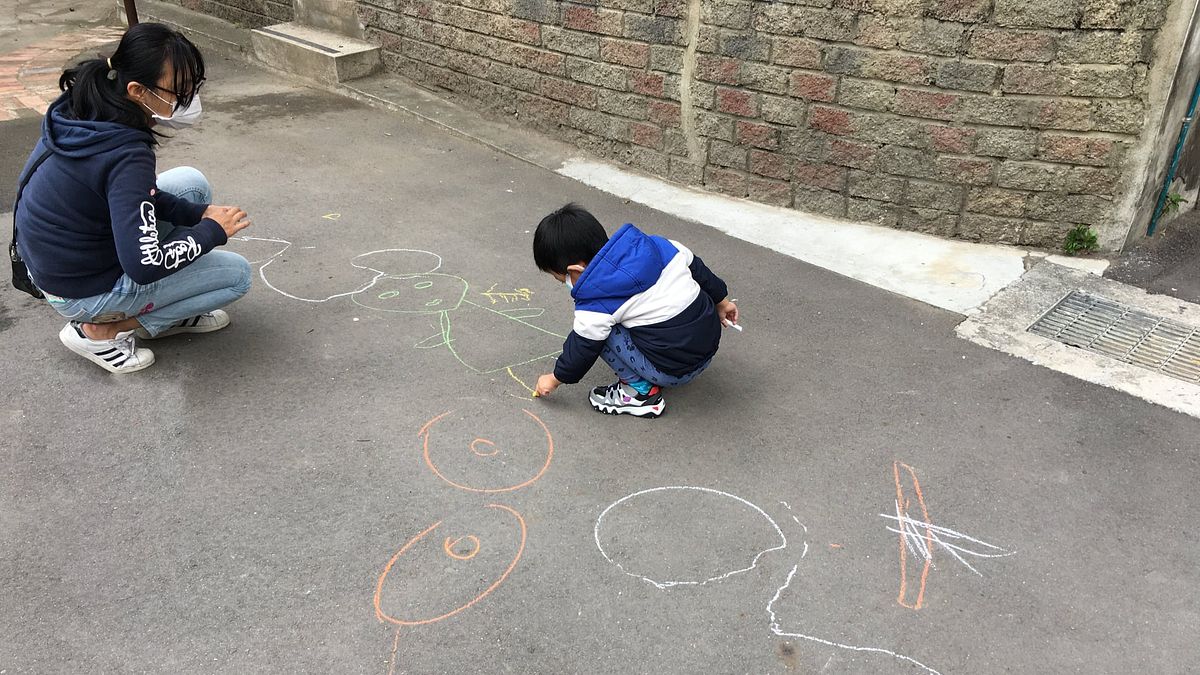 參與民眾領取粉筆到水井廣場地面,盡興畫出屬於自己的新春景象。(圖/新北市文化局提供) 參與民眾領取粉筆到水井廣場地面,盡興畫出屬於自己的新春景象。(圖/新北市文化局提供)