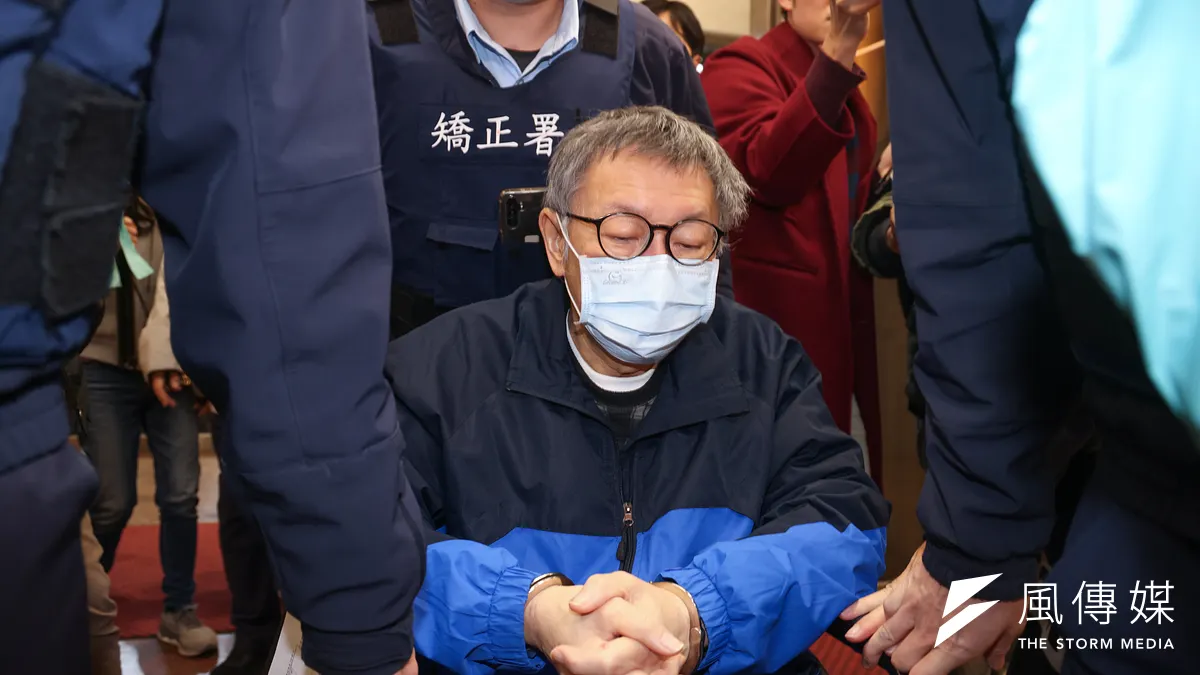 民眾黨前主席柯文哲今(2)日一早由台北看守所戒護外出,抵達部立台北醫院接受手術。(讀者提供)