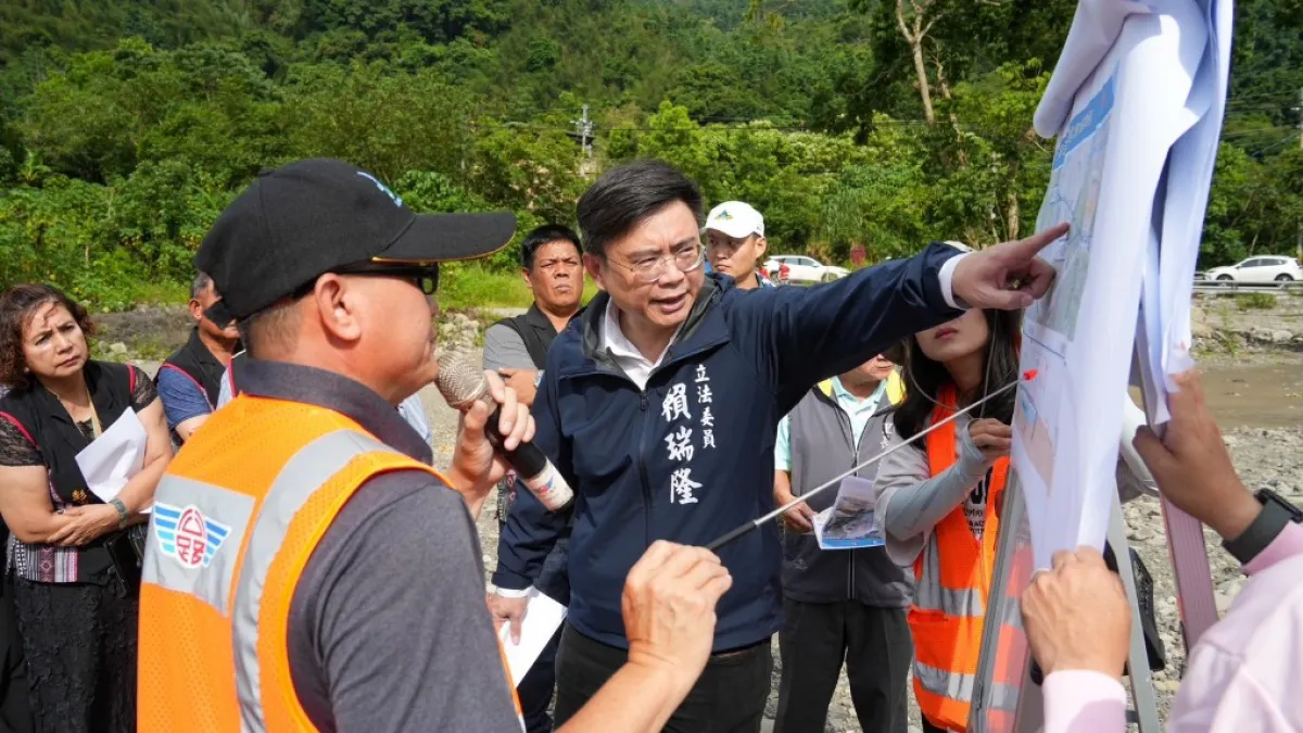 立委賴瑞隆風災後前往高雄市那瑪夏區,勘查丹娜絲颱風災後影響,實地了解當地交通設施與農業基礎現況,並舉行座談會傾聽地方需求。(圖/賴瑞隆服務處提供)