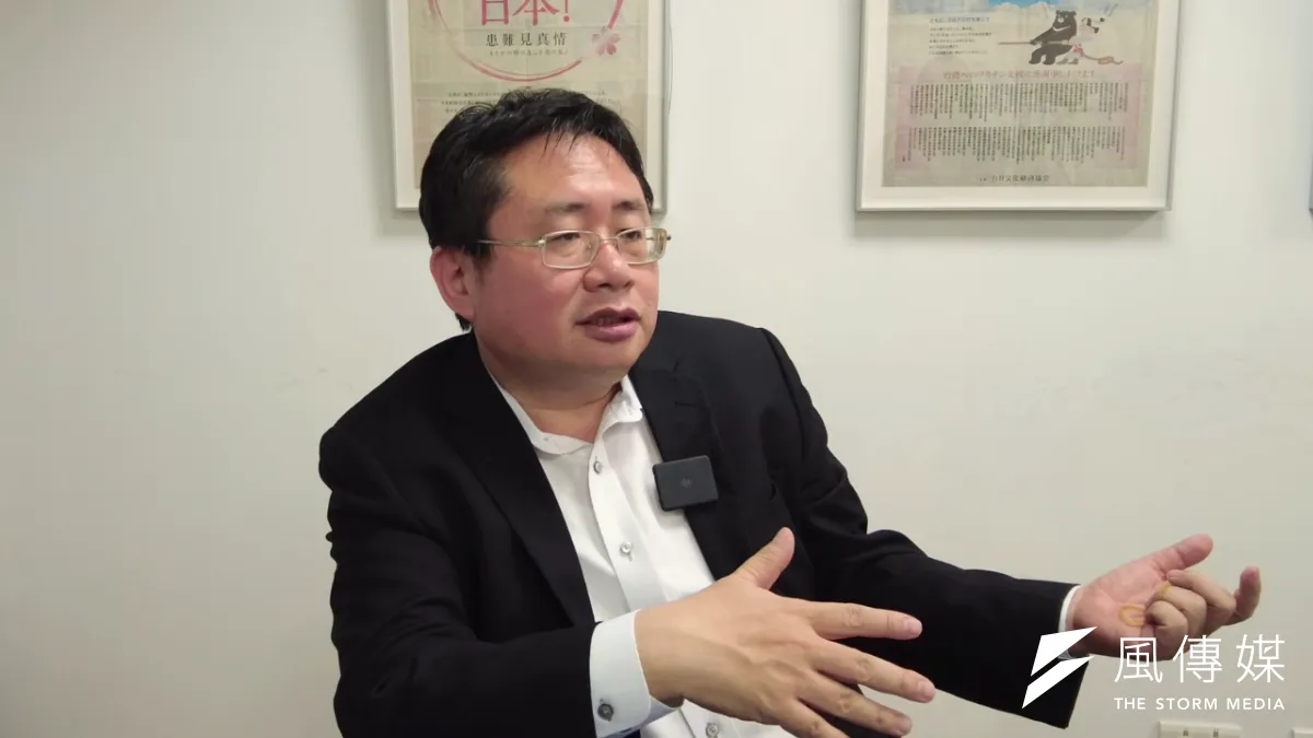矢板明夫接受專訪。(張渝萍攝影)