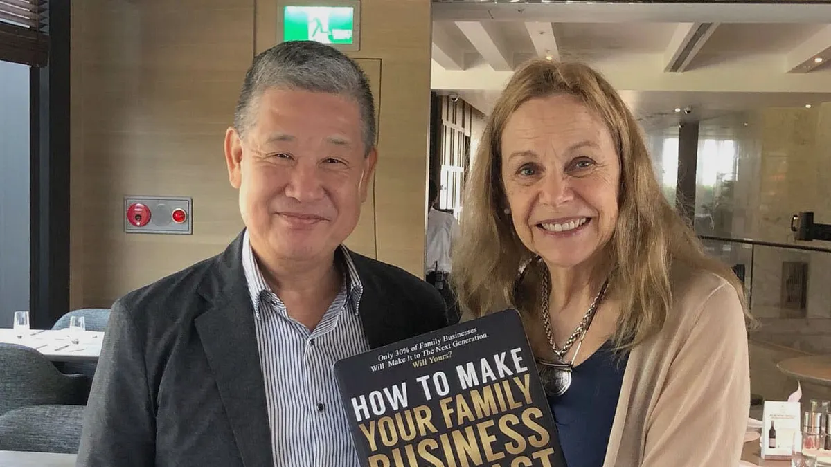 喜來登繼承人梅特茲.普渡(右)訪問前刑事局官員馬振華(左),瞭解台灣如何反人口販運。(馬振華提供)