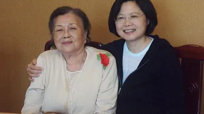 蔡總統接受專訪時,看到一張與母親的合照,讓她忍不住紅了眼眶。(資料照,取自蔡英文臉書)