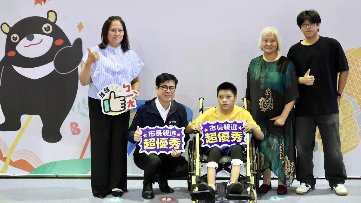 陳其邁與高雄畢業生合影送祝福 勉勵勇敢追夢、發光發熱