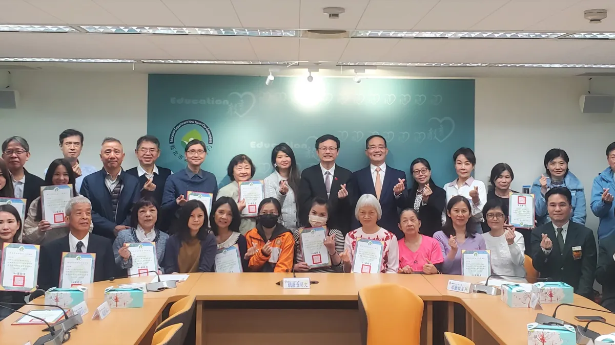新北市教育基金會捐助溫馨助學圓夢基金感恩活動大合影。(圖/新北市教育局提供)