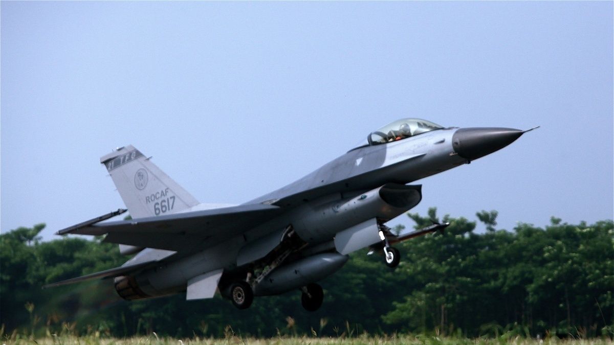 花蓮天空傳巨響 主因F16戰機超音速試飛 花蓮天空傳巨響 主因F16戰機超音速試飛