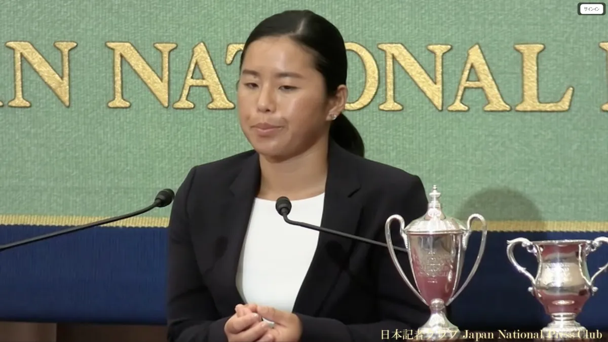 上地結衣選手がウィンブルドン初制覇により史上2人目の生涯ゴールデンスラムを達成し、周囲への深い感謝とともに次世代育成や更なる競技向上への再スタートを誓った。(写真/日本記者クラブ提供)